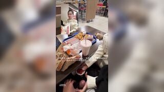 Khoai tây chiên chấm đẫm tinh trùng trộn với tương ớt ăn ngon lành cùng Oshiximiya