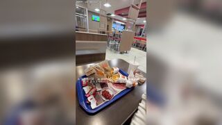 Khoai tây chiên chấm đẫm tinh trùng trộn với tương ớt ăn ngon lành cùng Oshiximiya