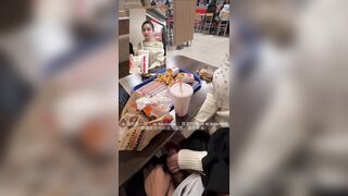 Khoai tây chiên chấm đẫm tinh trùng trộn với tương ớt ăn ngon lành cùng Oshiximiya