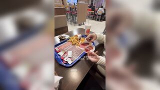 Khoai tây chiên chấm đẫm tinh trùng trộn với tương ớt ăn ngon lành cùng Oshiximiya