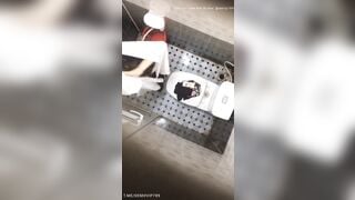 Trèo lên nóc phòng vệ sinh quay lén nhỏ e họ vừa đi học về thay đồ