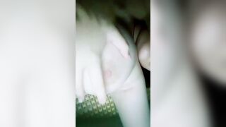 Em gái thính bõm vú
