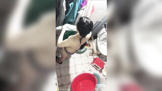 Đg nấu ăn thì nghe tiếng bé sv phòng bên đi tắm nên lén lút trèo tường quay lén