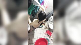 Đg nấu ăn thì nghe tiếng bé sv phòng bên đi tắm nên lén lút trèo tường quay lén