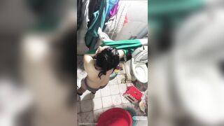 Đg nấu ăn thì nghe tiếng bé sv phòng bên đi tắm nên lén lút trèo tường quay lén