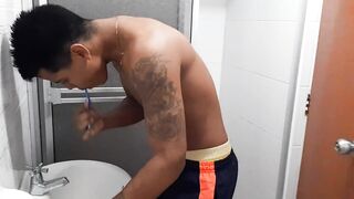 Mẹ kế vào nhà tắm gặp con trai chồng đánh răng, vạch buồi ra bú lấy bú để