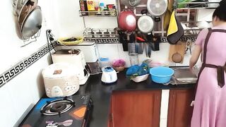 Gái xinh vừa nấu ăn vừa móc lồn thủ dâm kích thích