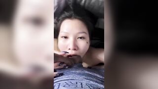 Nhỏ gái bú cu trông thích chưa kìa,bú mút không biết mệt