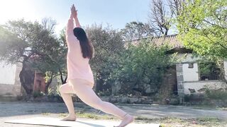 Em xinh cởi chuồng tập yoga giữa sân