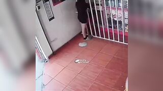 Xuất tinh  vào người lạ ở nơi công cộng