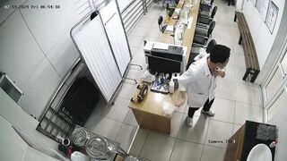 Hack cam y tá thay đồ trong bệnh viện