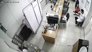 Hack cam y tá thay đồ trong bệnh viện