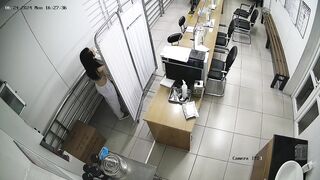 Hack cam y tế trong bệnh viện thay đồ