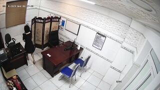 Hack cam y tá thay đồ trong bệnh viện chuẩn bị vào ca