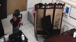 Hack cam y tá thay đồ trong bệnh viện khi hết ca
