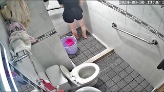 Lén đặt cam nhìn lén chị gái nhà vợ đi tắm