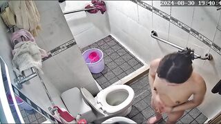 Tiếp tục chuyên mục đặt cam quay lén các chị gái của vợ đi tắm