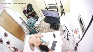 Hack cam cô gái mệt mỏi vất vả với nghề livestream
