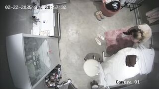 Hack cam bác sĩ thay đồ trong phòng khám quần lót da beo rõ ràng