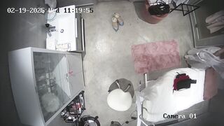 Hack cam bác sĩ thay đồ trong phòng khám lọt khe đen