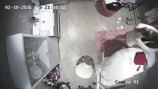 Hack cam bác sĩ thay đồ trong phòng khám lại là lọt khe đen quyến rũ