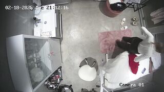 Hack cam bác sĩ thay đồ trong phòng khám lại là lọt khe đen quyến rũ