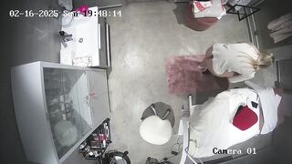 Hack cam bác sĩ thay đồ trong phòng khám ngày nào cũng mặc lọt khe đi khám