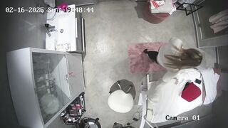 Hack cam bác sĩ thay đồ trong phòng khám ngày nào cũng mặc lọt khe đi khám