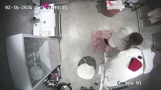 Hack cam bác sĩ thay đồ trong phòng khám ngày nào cũng mặc lọt khe đi khám