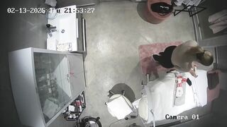 Hack cam bác sĩ thay đồ trong phòng khám nữ thần lọt khe