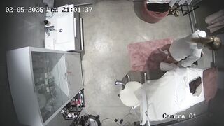 Hack cam bác sĩ thay đồ trong phòng khác lại quần lọt khe với mông tròn xinh