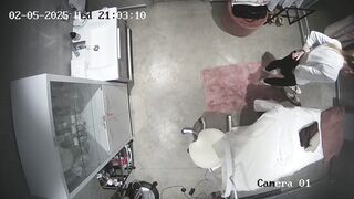 Hack cam bác sĩ thay đồ trong phòng khác lại quần lọt khe với mông tròn xinh