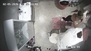 Hack cam bác sĩ thay đồ trong phòng khác lại quần lọt khe với mông tròn xinh