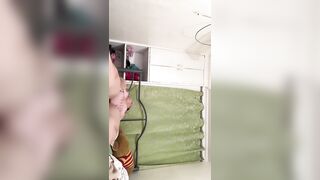 Sinh viên mập múp móc trong phòng trọ