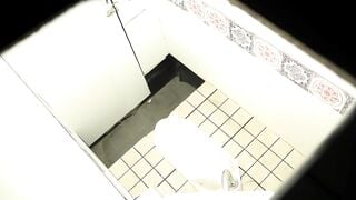 Đi Tiểu Rồi Thủ Dâm Luôn Trong Nhà Vệ Sinh Công Cộng P17