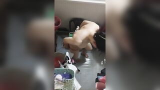 Quay lén em gần nhà tắm