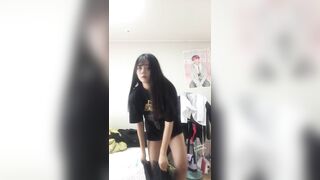 em học sinh nhét nguyên chai lăn nách vô lòn trước khi đi học p1