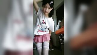 Nữ sinh đại học dễ thương tự sướng, lông mu dày và ham muốn mạnh