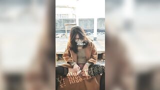 Dâm nữ kính cận xinh đẹp thích show hàng và móc lồn ở những nơi công cộng