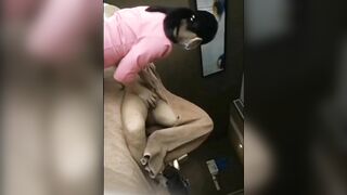 Cô điều dưỡng trẻ tận tâm với việc sục cu và cho cụ móc lồn để cụ giải tỏa