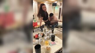 Đg nhậu mà đè ra bú lồn làm e sướng bắn nước như vòi phun vậy mà còn uống hết