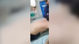 Thua kèo nhậu,bác trai đè giữ vk cho thằng bạn bú lồn ngay giữa mâm
