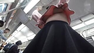 Quay lén em teen vú bự k thích mặc áo lót trên tàu điện ngầm