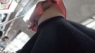 Quay lén em teen vú bự k thích mặc áo lót trên tàu điện ngầm