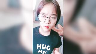 Bé kính cận thiếu tiền Cấn Thân Vừa Sướng Vừa Hết Nợ