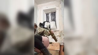Em lính Ukraina có niềm đam mê đặc biệt với đạn pháo,dùng pháo để móc lồn p2