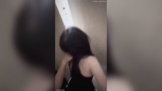 Lén lút địt e ghệ xinh dâm trog wc công cộng còn bắt e mở cửa ra cho kích thích