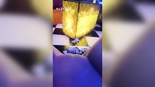 Đi hát karaoke mà em cởi quần anh bú cu xong bắt anh vét máng cho em ngay tại phòng h