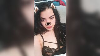 Gái một con lên đỉnh bằng dưa chuột bự phê bắn nước rồi vắt sữa từ vú đầy dâm dục