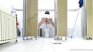 Em ladyboy thủ dâm khoe hàng trong nhà vệ sinh công cộng